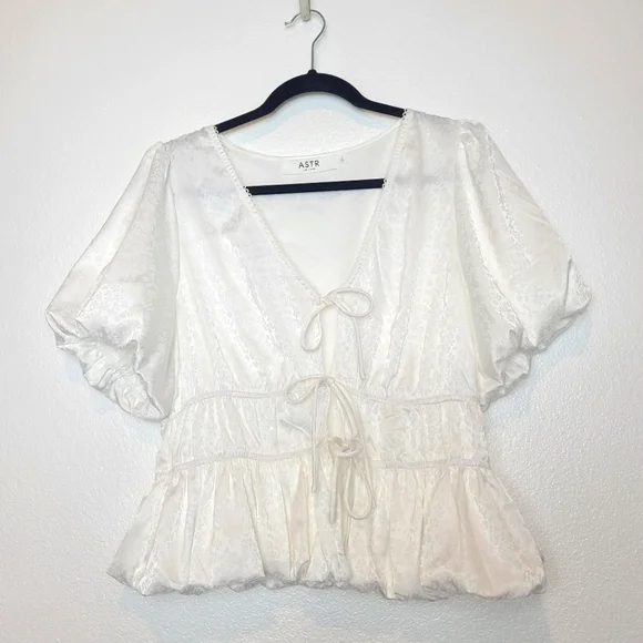 ASTR The Label Floral Jacquard Tie Front Puff Sleeves Top Size Large - Picture 4 of 8